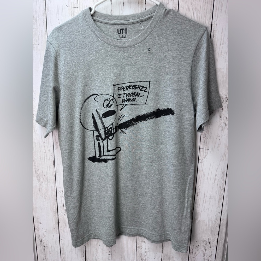 Uniqlo Star Wars lightsaber Light Gray Graphic Tee size Small